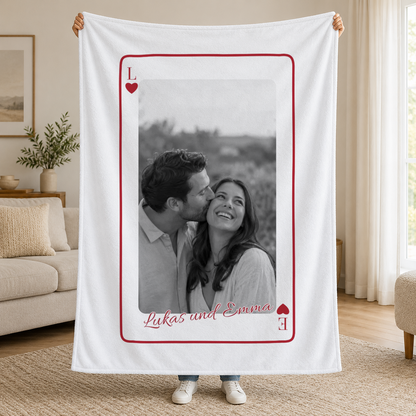 Personalisierte Decke mit Foto, Namen und Initialen #90371 [PC-MOCKUP:cmutsbtvr0019ptii5s82hvfo:85ae24d98edff0f8feabf508:85ae24d98edff0f8feabf5082d16bba58bdbb562345897cdd896d32c61915faf]